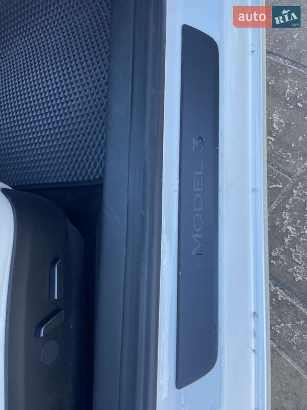 Седан Tesla Model 3 2023 в Луцке