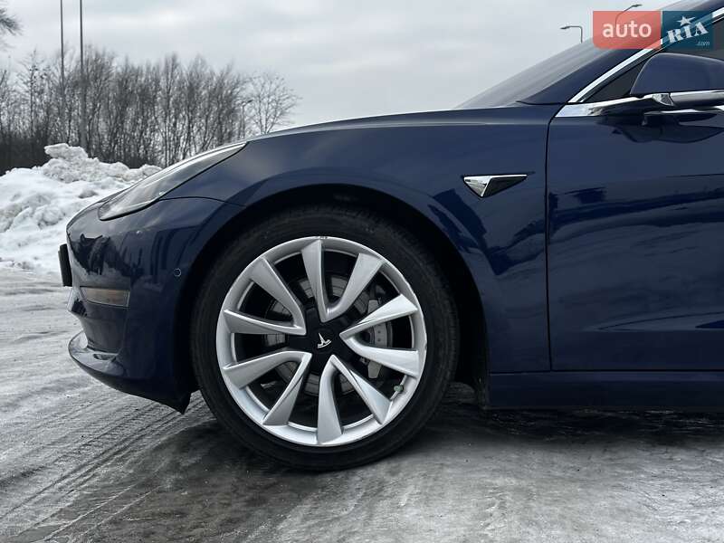Седан Tesla Model 3 2018 в Львове