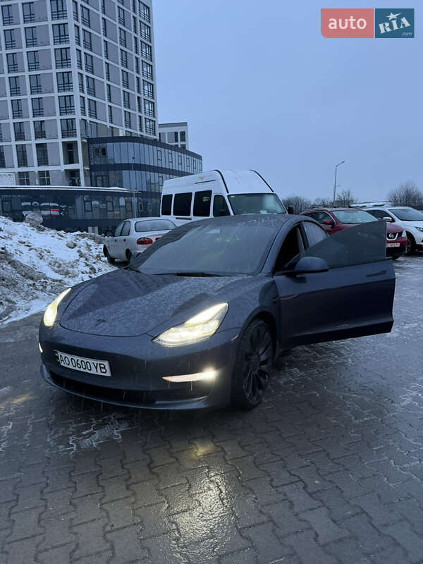 Седан Tesla Model 3 2023 в Львове
