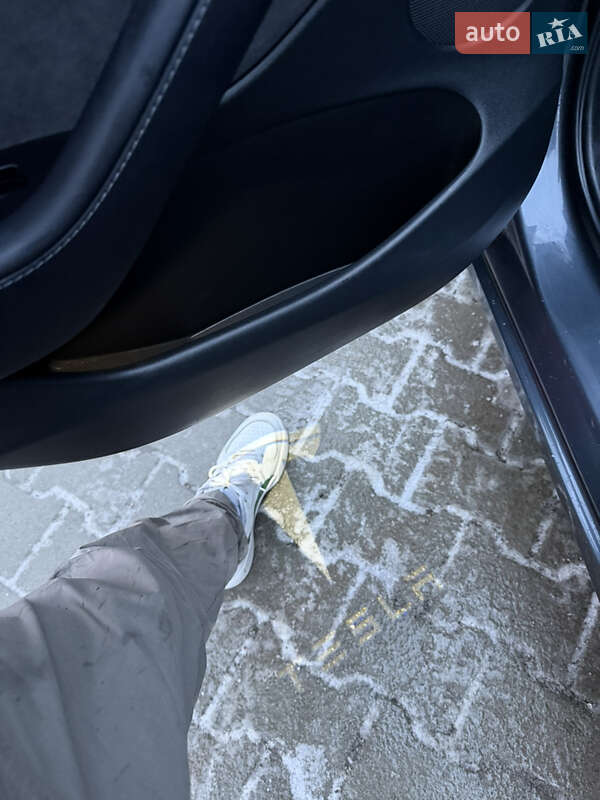 Седан Tesla Model 3 2023 в Львове