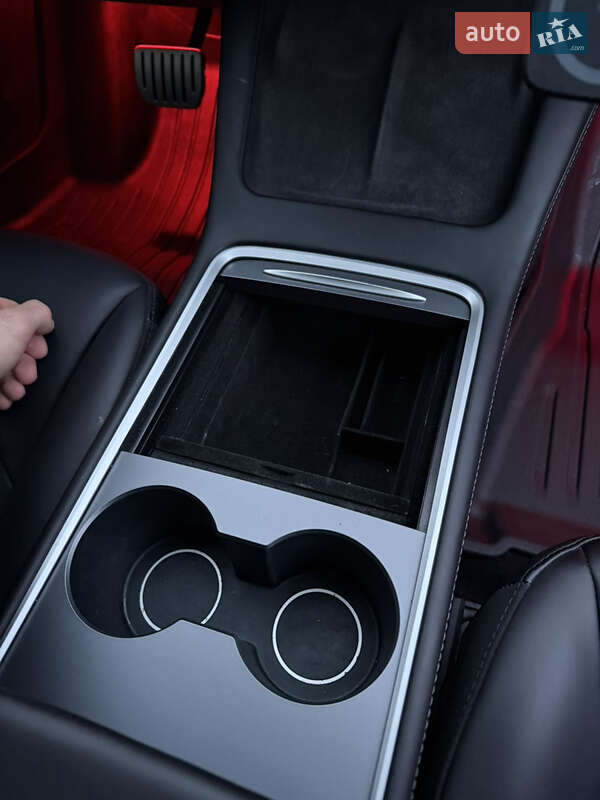 Седан Tesla Model 3 2023 в Львове