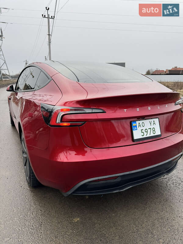 Седан Tesla Model 3 2024 в Ужгороде