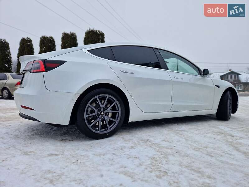 Седан Tesla Model 3 2020 в Долине