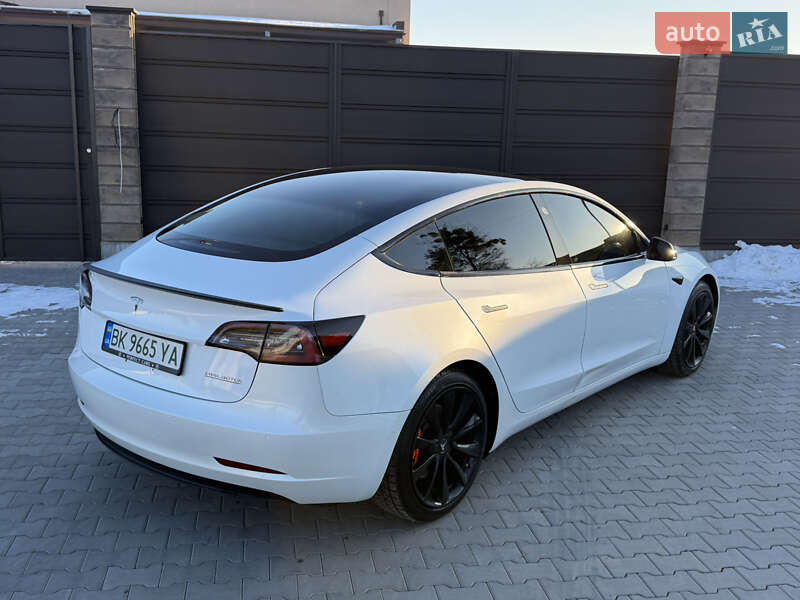 Седан Tesla Model 3 2019 в Ровно