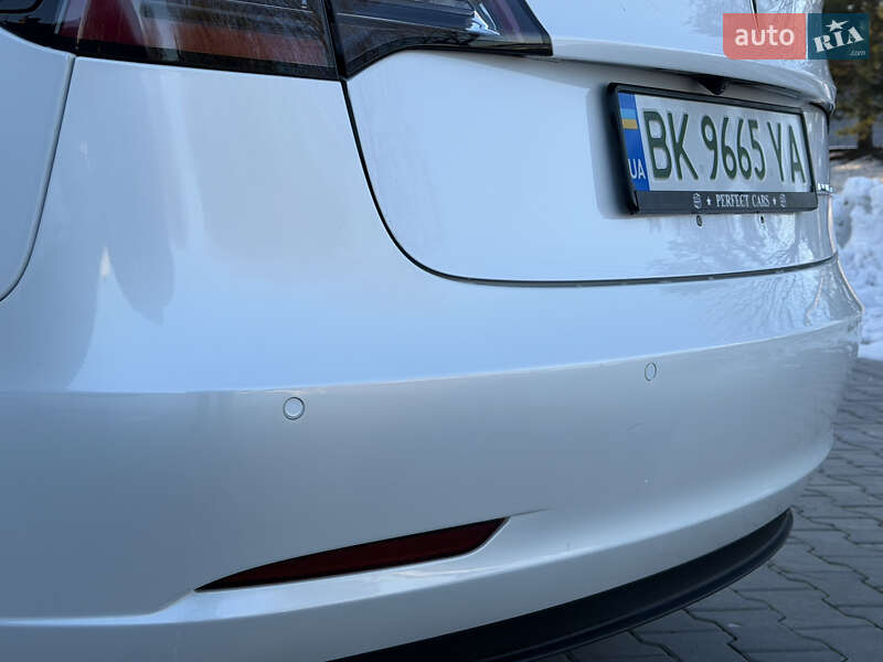 Седан Tesla Model 3 2019 в Ровно