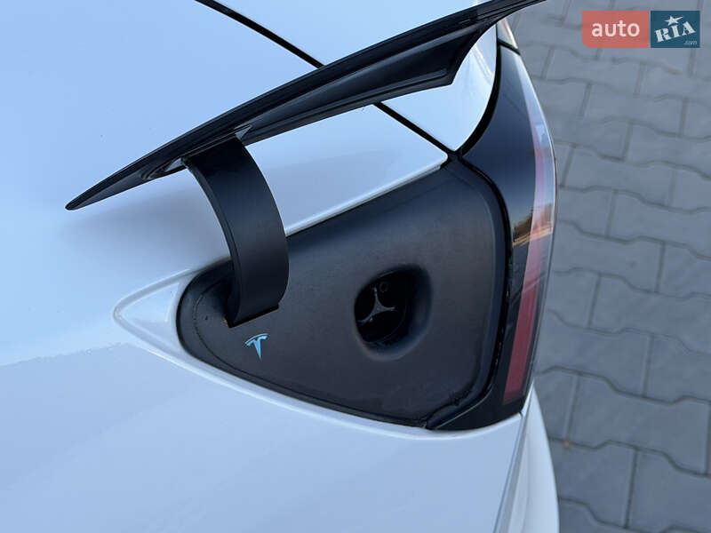 Седан Tesla Model 3 2019 в Ровно