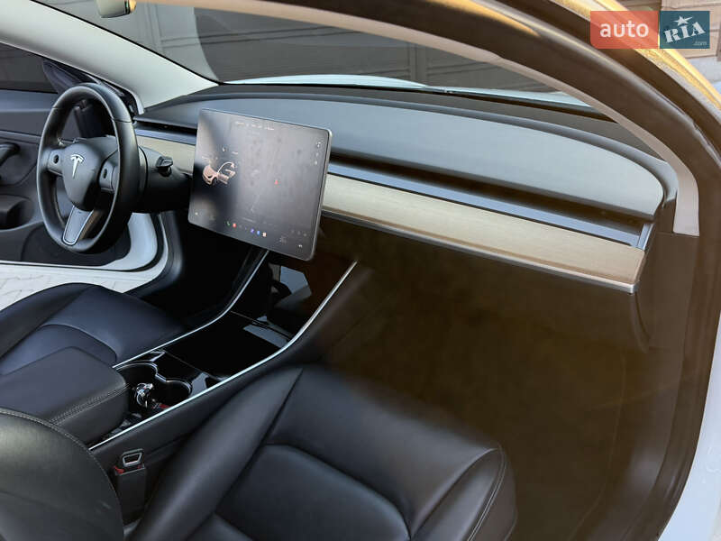 Седан Tesla Model 3 2019 в Ровно