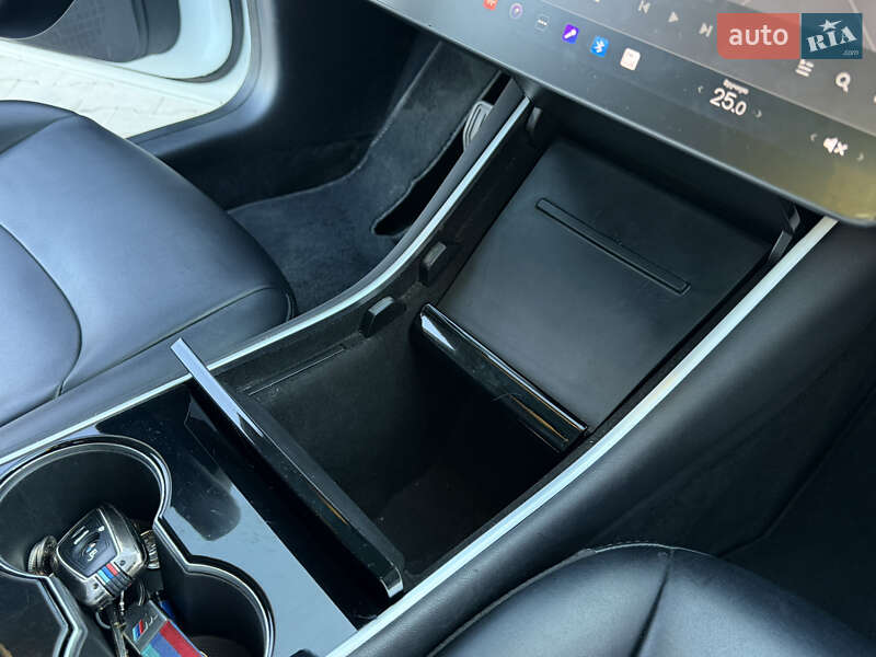 Седан Tesla Model 3 2019 в Ровно