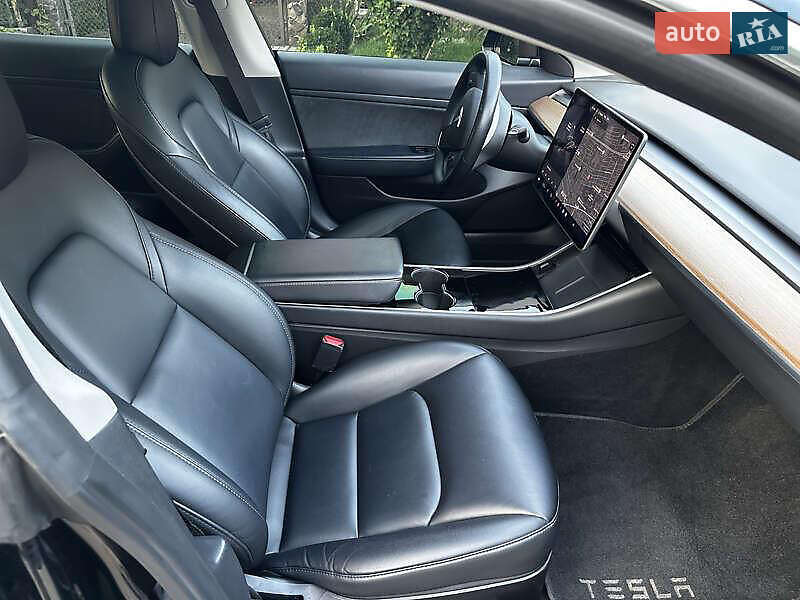 Седан Tesla Model 3 2020 в Львові