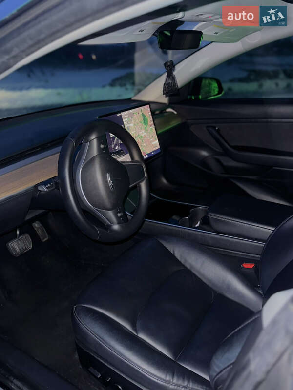 Седан Tesla Model 3 2020 в Львові