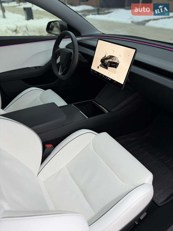 Седан Tesla Model 3 2024 в Львове