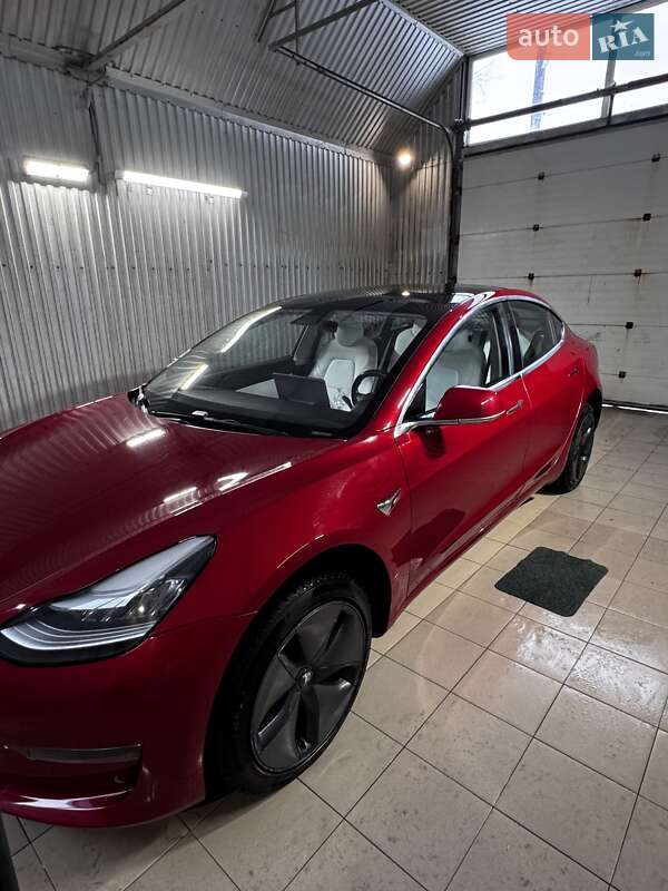 Седан Tesla Model 3 2019 в Львові