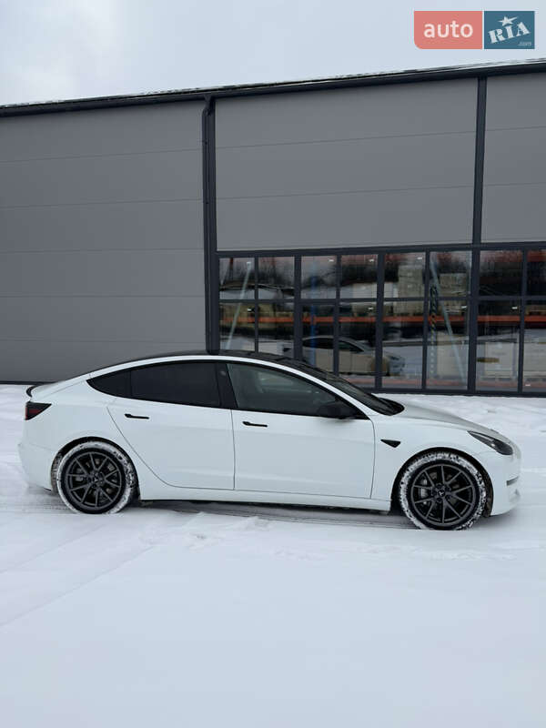 Седан Tesla Model 3 2021 в Калуше