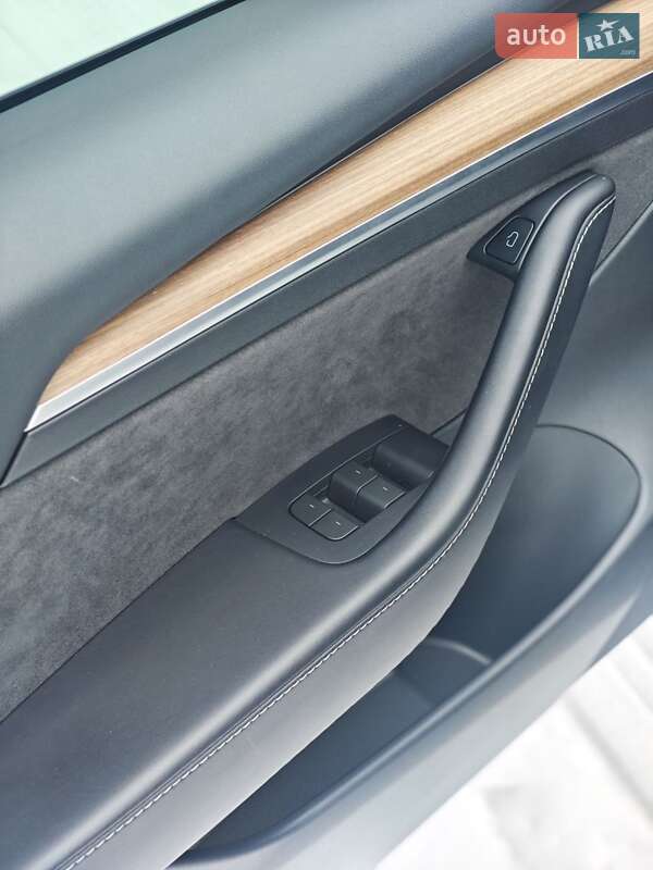 Седан Tesla Model 3 2023 в Фастові