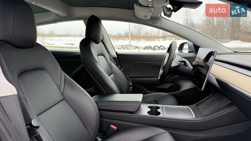 Седан Tesla Model 3 2021 в Львове
