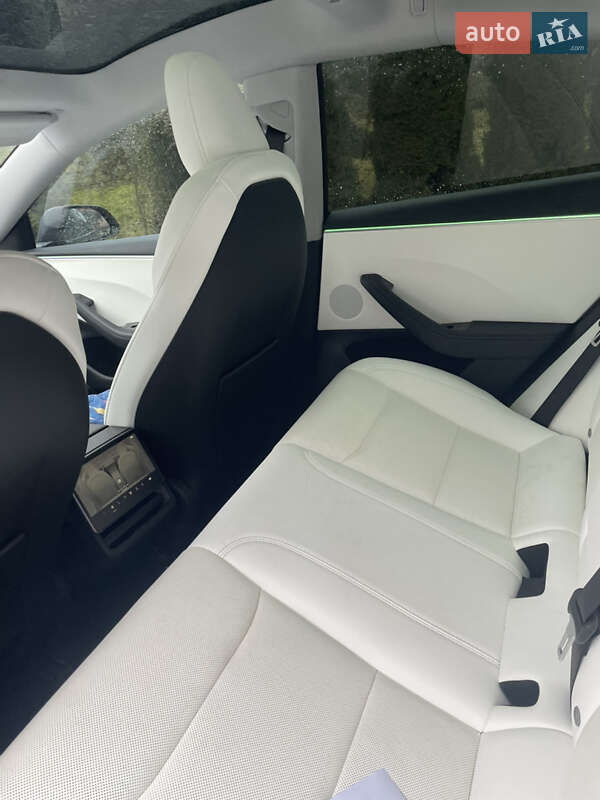 Седан Tesla Model 3 2024 в Ужгороде