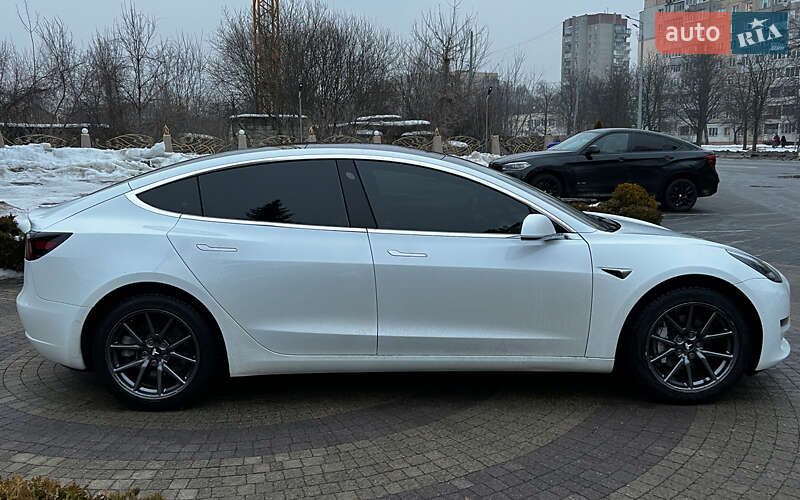 Седан Tesla Model 3 2020 в Львові