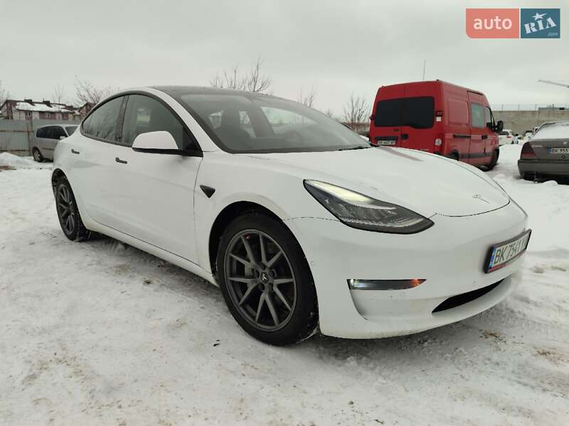 Седан Tesla Model 3 2022 в Ровно