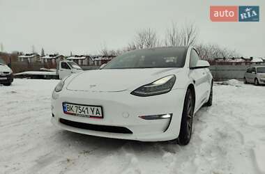 Седан Tesla Model 3 2022 в Ровно