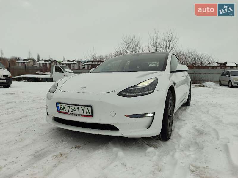 Седан Tesla Model 3 2022 в Ровно