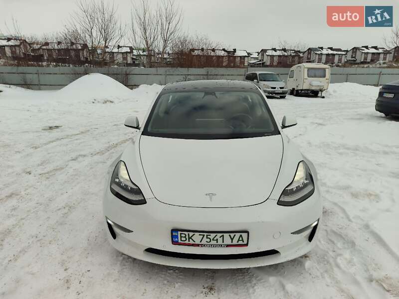 Седан Tesla Model 3 2022 в Ровно