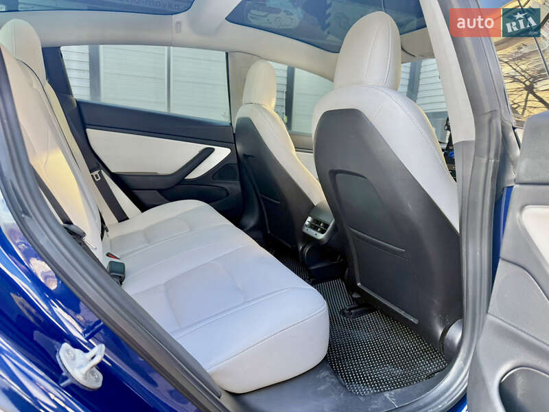 Седан Tesla Model 3 2018 в Одесі