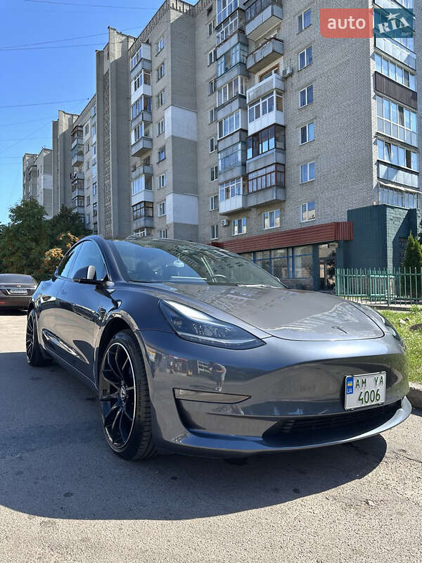 Седан Tesla Model 3 2023 в Коростені