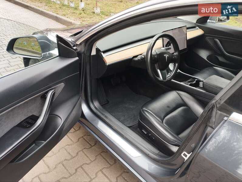 Седан Tesla Model 3 2018 в Ужгороді
