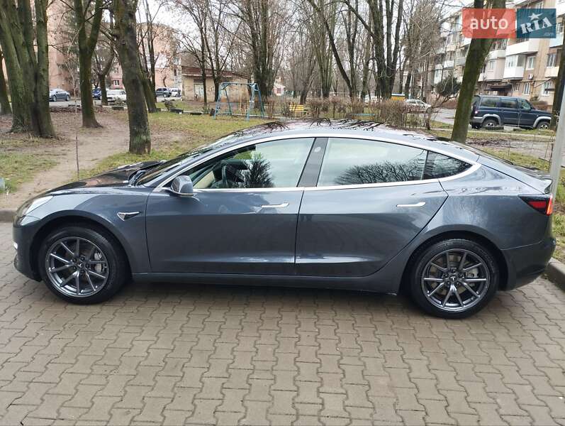 Седан Tesla Model 3 2018 в Ужгороді