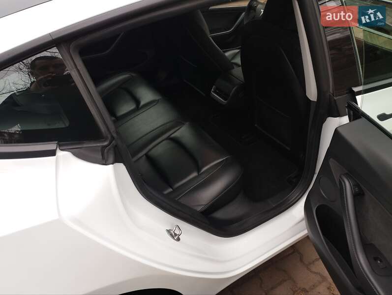 Седан Tesla Model 3 2022 в Ужгороді