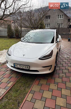 Седан Tesla Model 3 2022 в Великом Березном