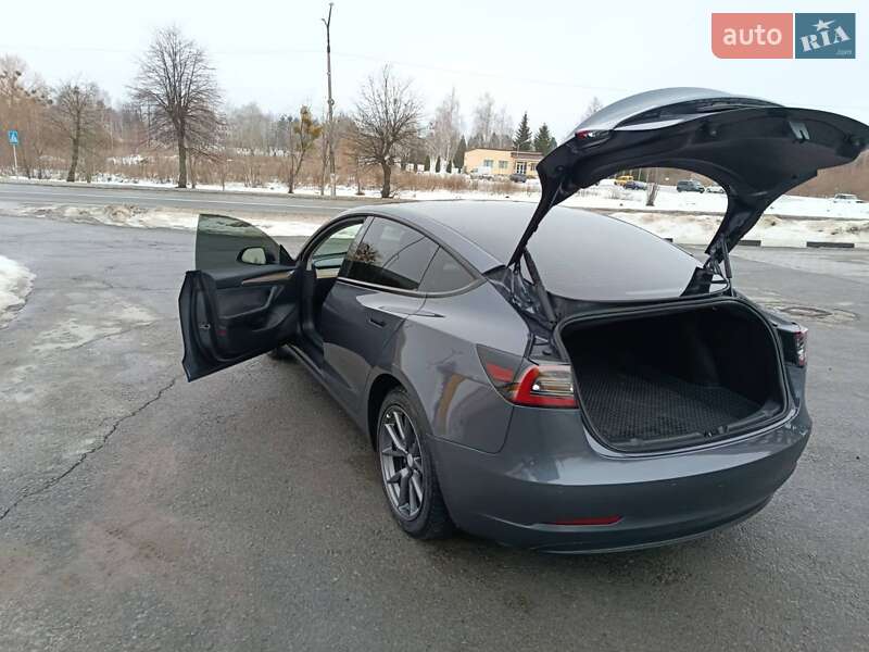 Седан Tesla Model 3 2022 в Звягелі