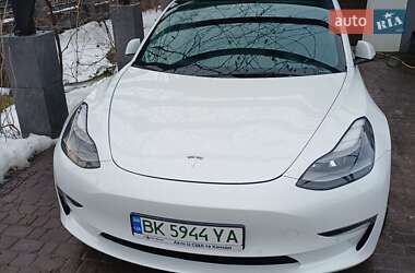 Седан Tesla Model 3 2021 в Остроге
