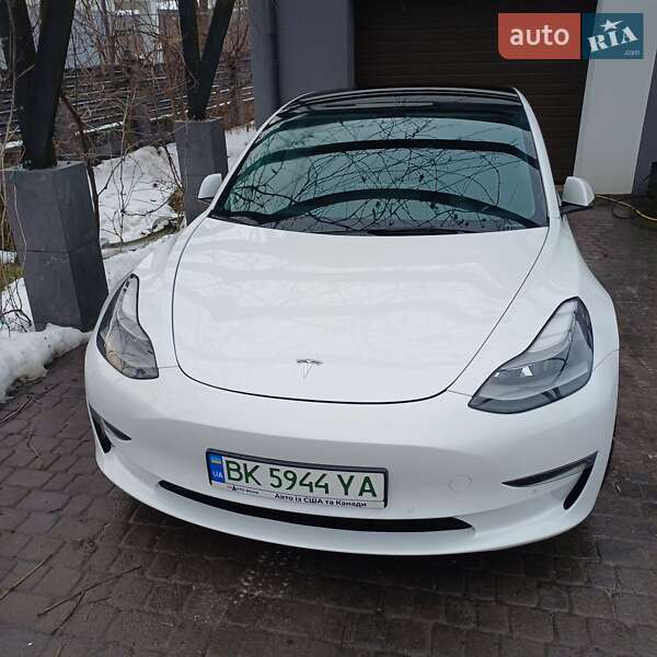 Седан Tesla Model 3 2021 в Остроге