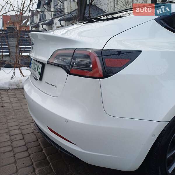 Седан Tesla Model 3 2021 в Остроге