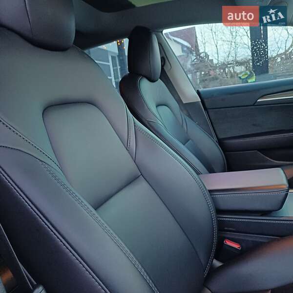 Седан Tesla Model 3 2021 в Остроге