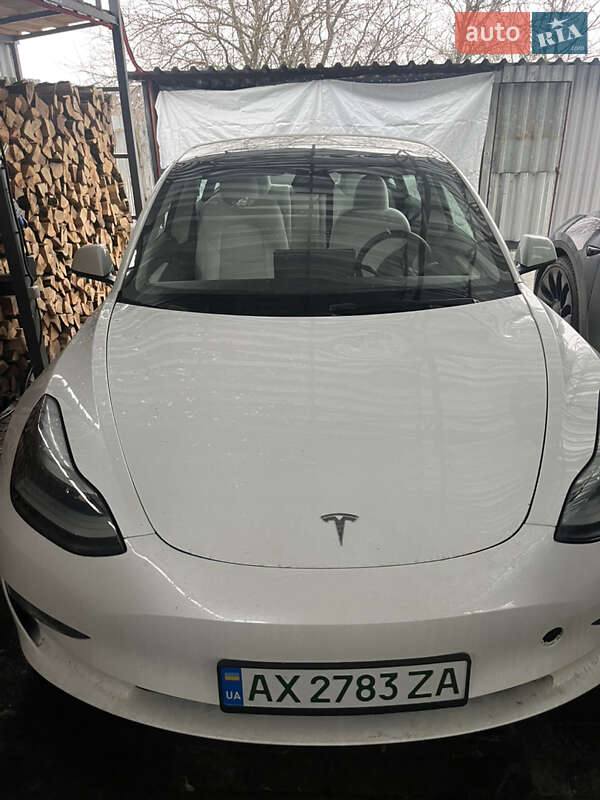 Tesla Model 3, фото з оголошення