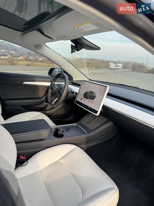 Седан Tesla Model 3 2023 в Хусті