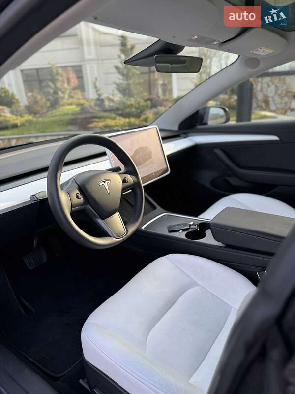 Седан Tesla Model 3 2023 в Хусті