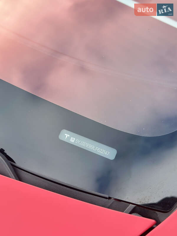 Седан Tesla Model 3 2019 в Львове