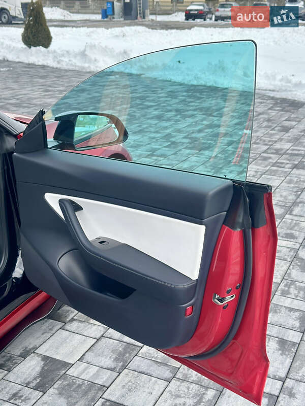 Седан Tesla Model 3 2019 в Львове