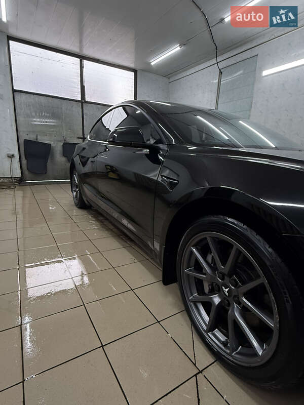 Седан Tesla Model 3 2021 в Чернігові