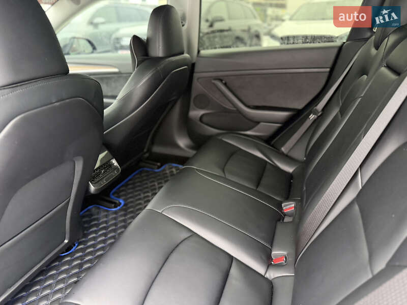 Седан Tesla Model 3 2023 в Львове