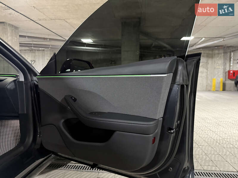 Седан Tesla Model 3 2025 в Тернополе