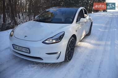 Седан Tesla Model 3 2019 в Острозі