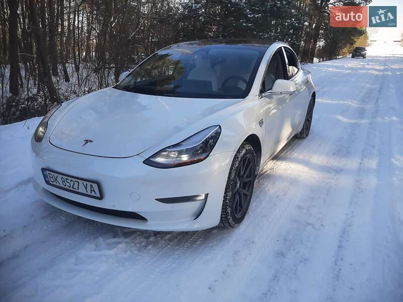 Седан Tesla Model 3 2019 в Остроге