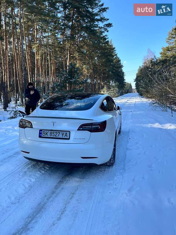 Седан Tesla Model 3 2019 в Остроге