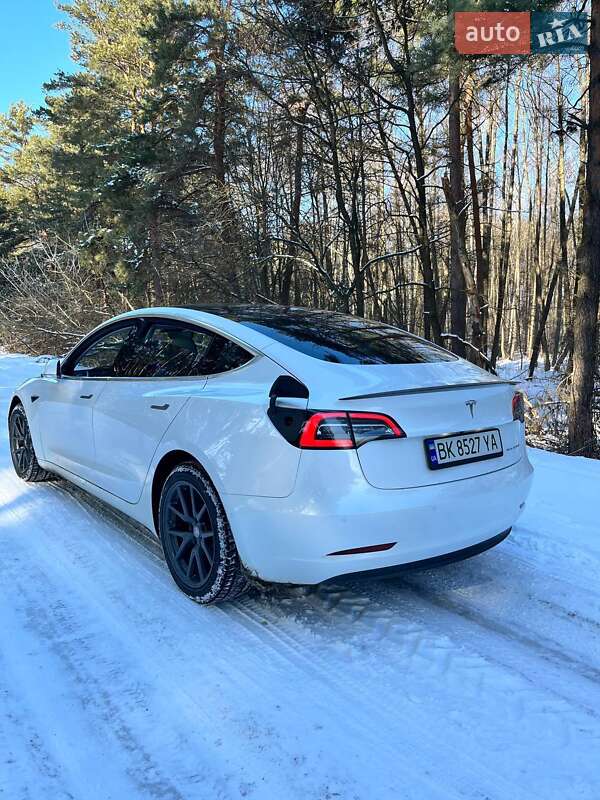 Седан Tesla Model 3 2019 в Остроге