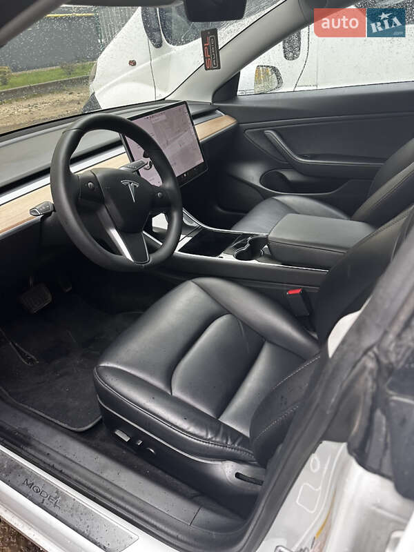 Седан Tesla Model 3 2020 в Львове