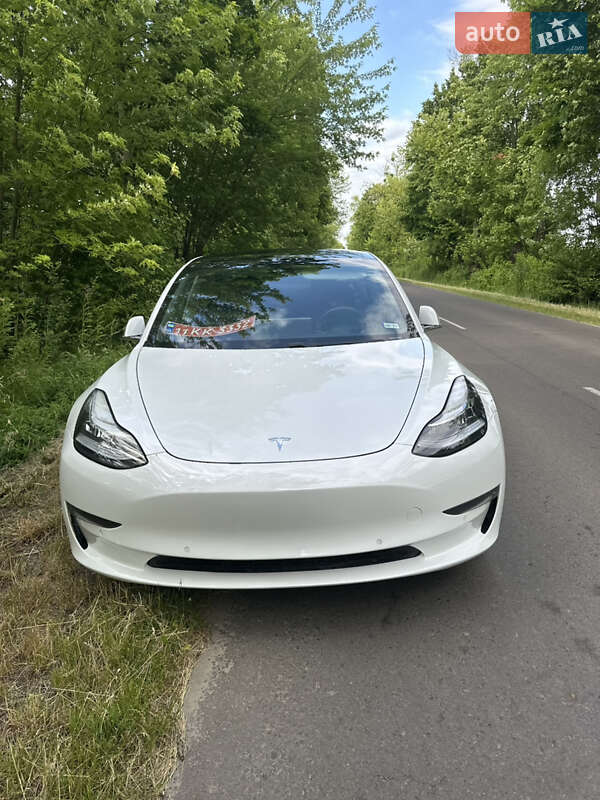 Седан Tesla Model 3 2020 в Львове